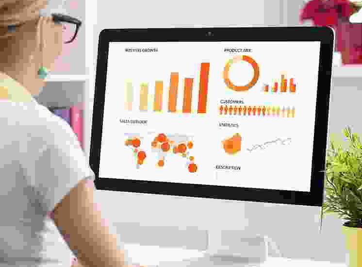 User interface of instant Bitcoin transfer software showing BTC wallet fields, transaction speed settings, and confirmation status.